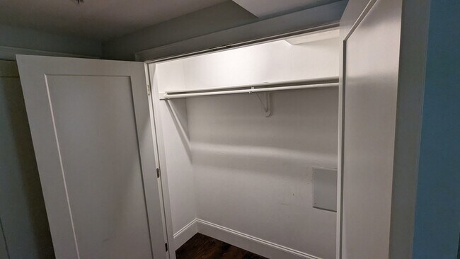 Building Photo - 192 Raymond St