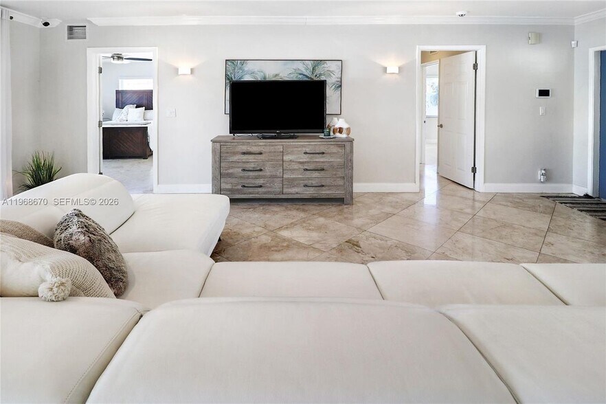 Building Photo - 2031 NE 14th Ct