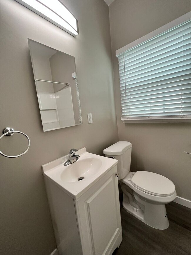 Building Photo - SPACIOUS 1 BEDROOM 1 BATH UPSTAIRS LOCATED NORTH OF DOWNTOWN LONG BEACH