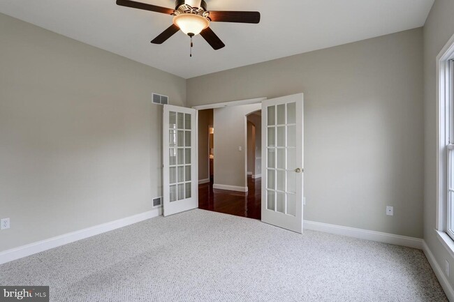 Building Photo - 490 Adam Ln