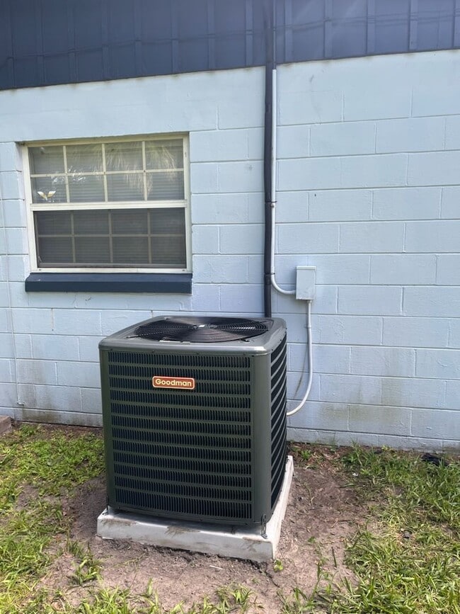 Building Photo - For Rent 4-Bedroom, 2-Bathroom single-family home