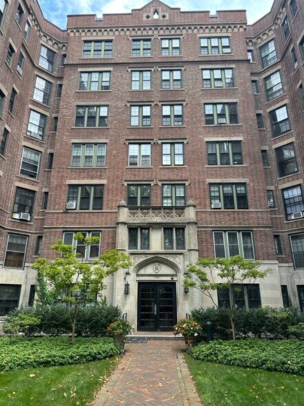 Building Photo - 988 Memorial Dr