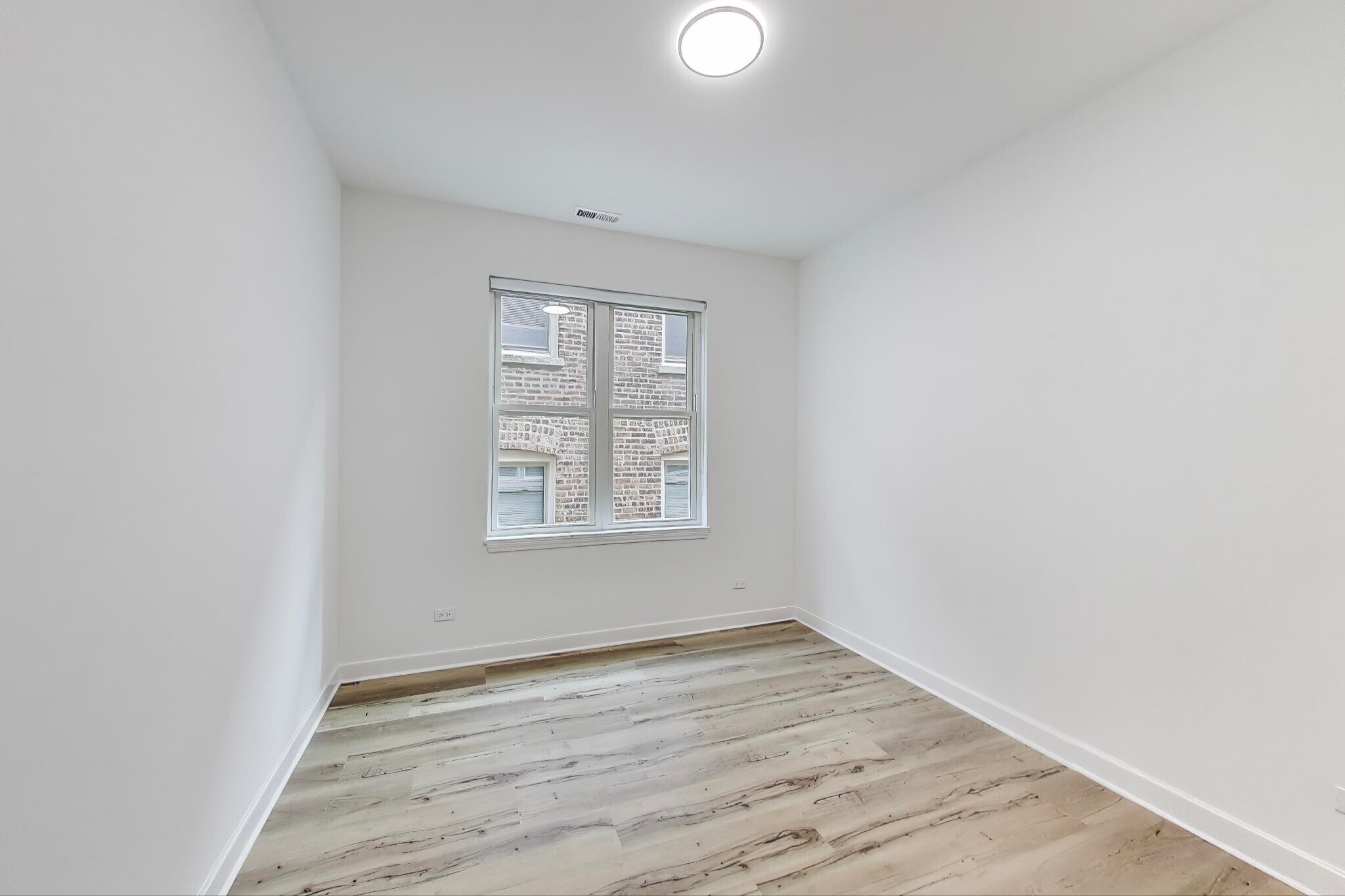 Building Photo - 5126 S Kenwood Ave