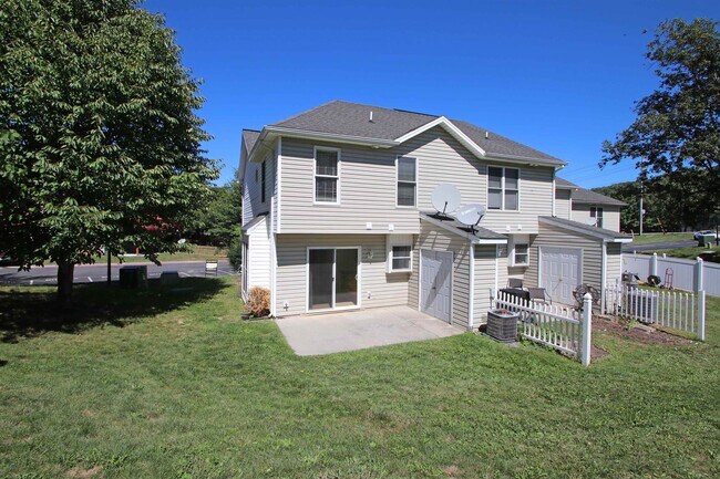 Building Photo - 760 Camelot Ln
