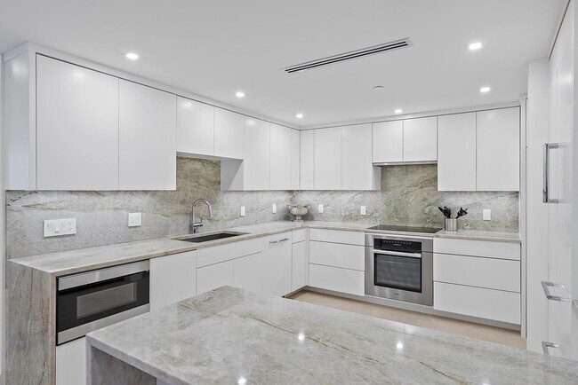 Building Photo - 2600 S Ocean Blvd