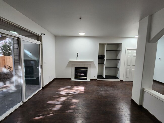 Building Photo - Renovated 3 Bedroom Condo