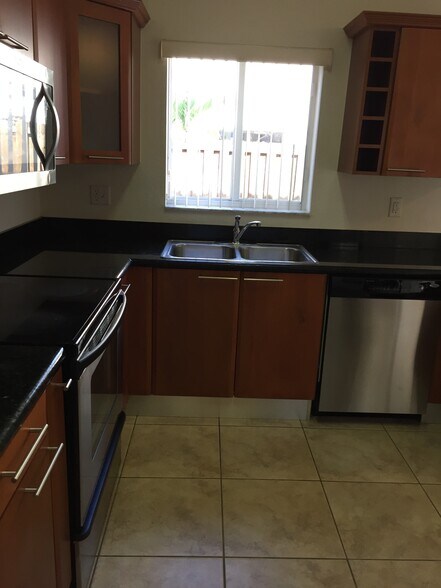 Kitchen with window - 17802 NW 74th Ct