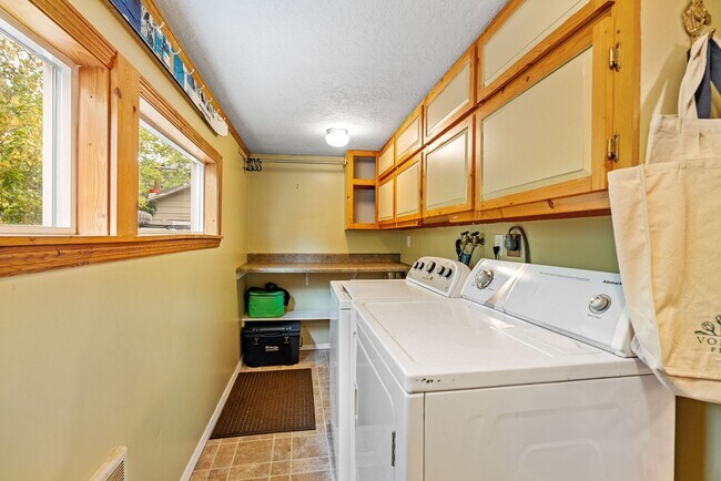 Building Photo - Fully Furnished Northside Bungalow Available for Month of August, 2026
