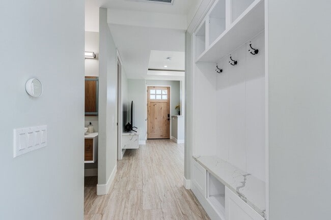 Building Photo - 10068 Russell Ave