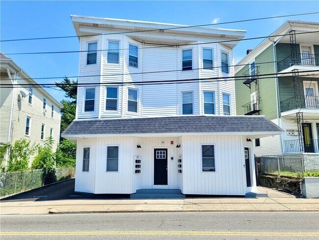 Building Photo - 884 Main St