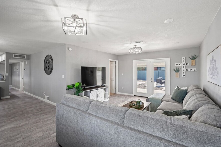 Building Photo - 2764 N Warren Ave