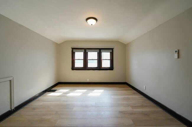 Building Photo - Check out this gem in Schnitzelburg!!