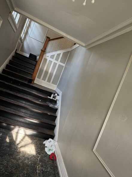 Entry - 2418 Robinwood Ave