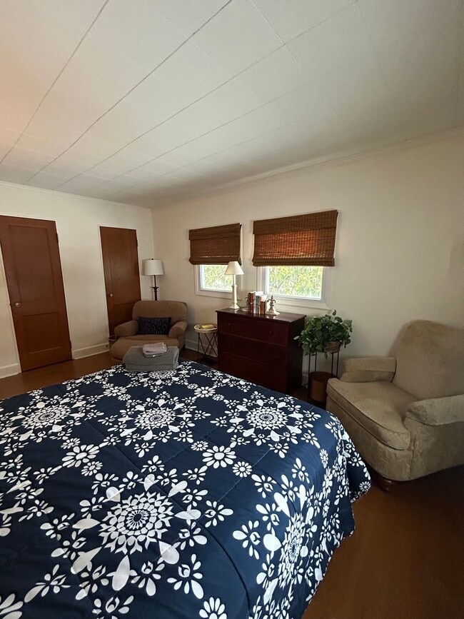 Building Photo - 4 Bed, 2 Bath House