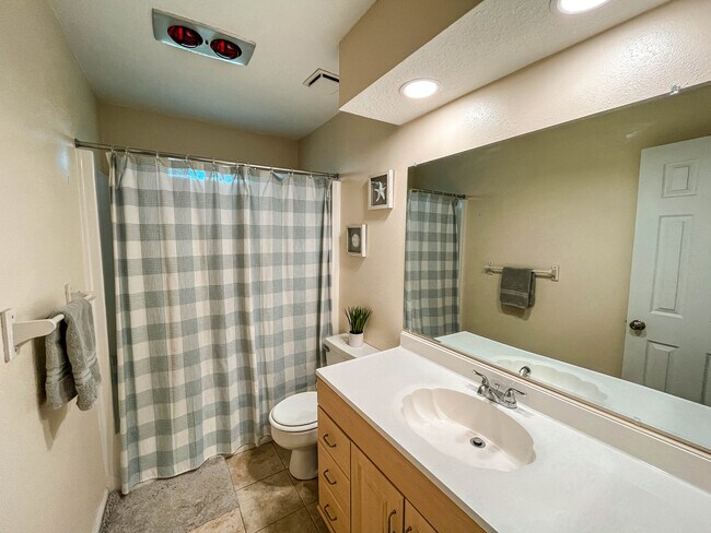 Building Photo - 532 Roosevelt Ave