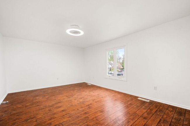 Building Photo - 302 Pinebrooke Cir