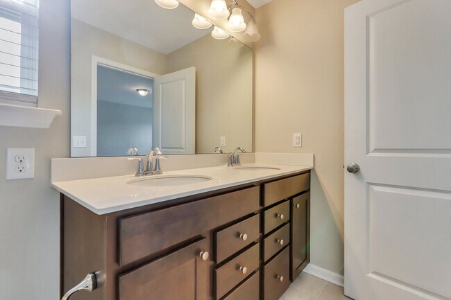 Building Photo - 4 Bed/2.5 Bath in The Commons