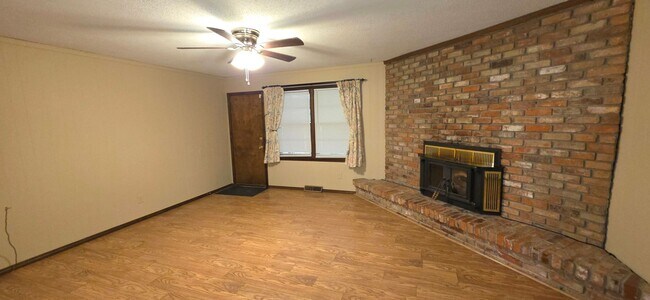 Building Photo - 4 Bedroom 2 Bathroom home in Willard Schools with a Huge Fenced Yard for $1,695!