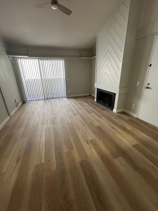 Building Photo - Remodeled Large Upstairs 2 Bedroom/1 Bath ...