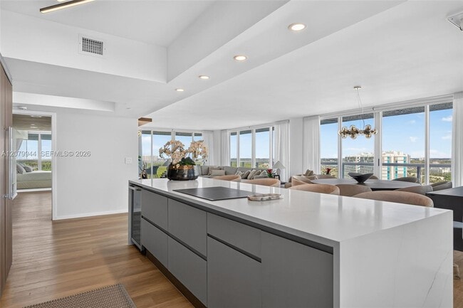 Building Photo - 16500 Collins Ave