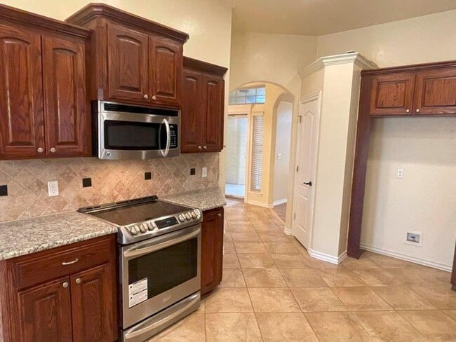 Building Photo - 3 bed plus office with storm shelter in Moore Schools!