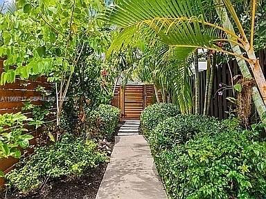 Building Photo - 808 NE 17th Way