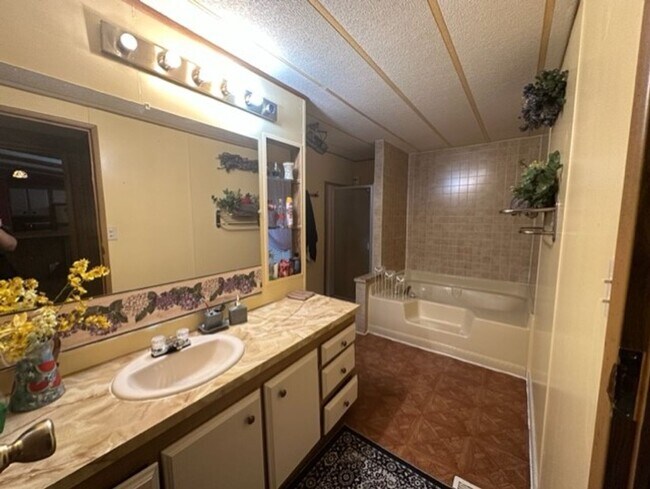Building Photo - Nice 3 bedroom 2 Bath
