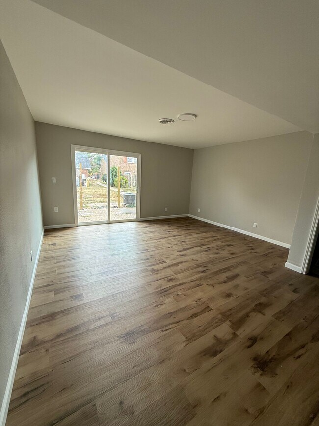 Building Photo - Newly Updated 1 Bedroom, 1 Bathroom Apartment! Close to Pool!