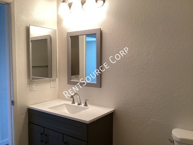 Building Photo - 2 Bedroom Condo for Rent in Barstow