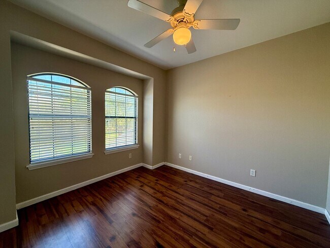 Building Photo - 3 bedroom, 3 bath Luxury Living Along the ...