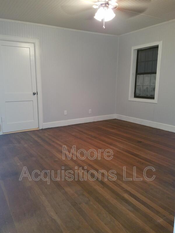 Building Photo - 221 Leonard Dr