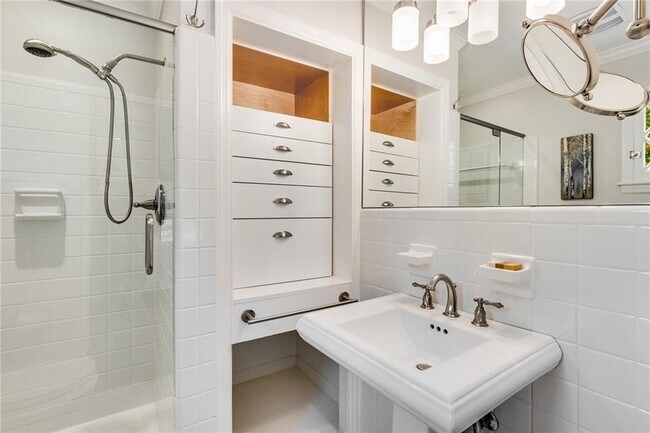 Building Photo - 1100 Kingston Dr NE