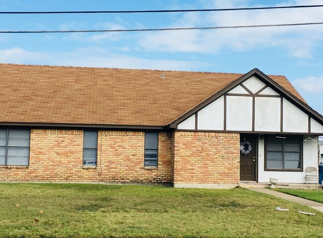 Primary Photo - 111 Lindenwood Ln W
