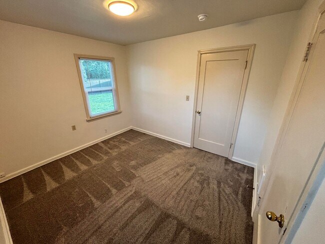 Building Photo - Cozy Two Bedroom Home in Salem