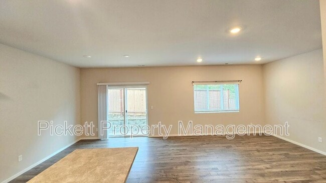 Building Photo - 6540 Yorktown Pl NE