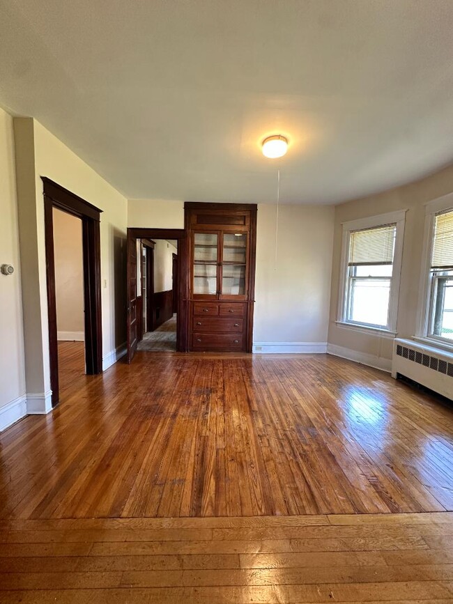 Building Photo - 612 7th St