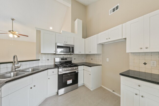 Building Photo - 1911 Highcrest Dr