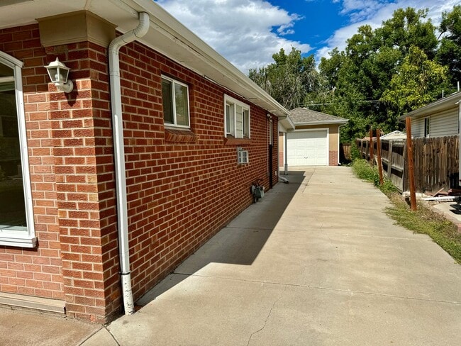 Building Photo - Beautiful 2 bedroom, 1.5 bathrooms plus an office!! Available NOW!