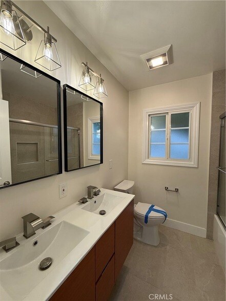 Building Photo - 9123 Woodley Ave