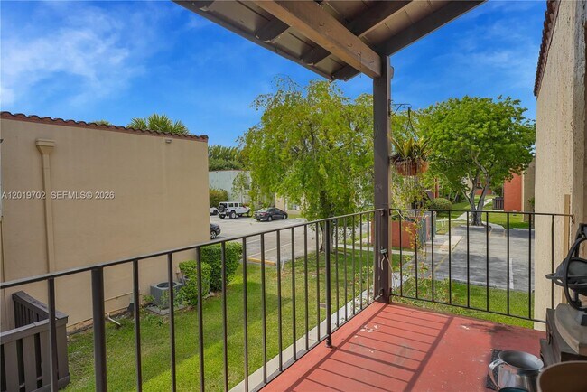Building Photo - 10786 N Kendall Dr