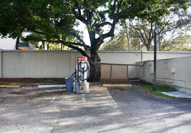 Building Photo - 2550 SW 18th Terrace