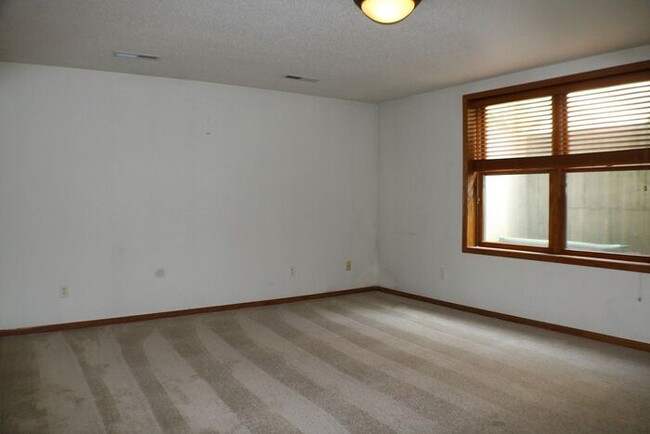 Building Photo - $2,050 | 4 Bedroom, 2 Bathroom Town Home |...