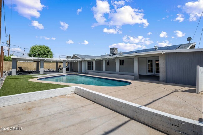 Building Photo - 3244 W Voltaire Ave