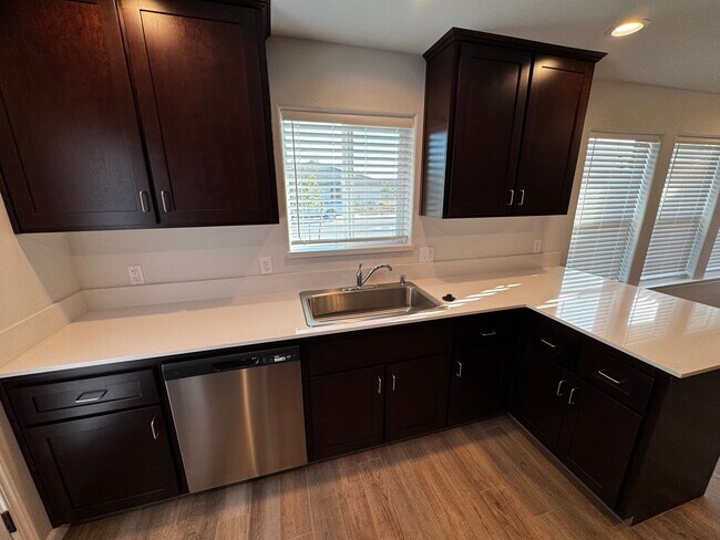 Building Photo - 2426 Oakmont Cir