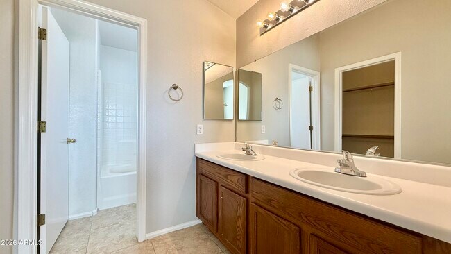 Building Photo - 1045 E Nardini St