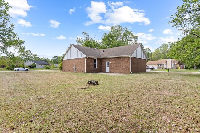 Building Photo - Cottage Charm Near Piney Green