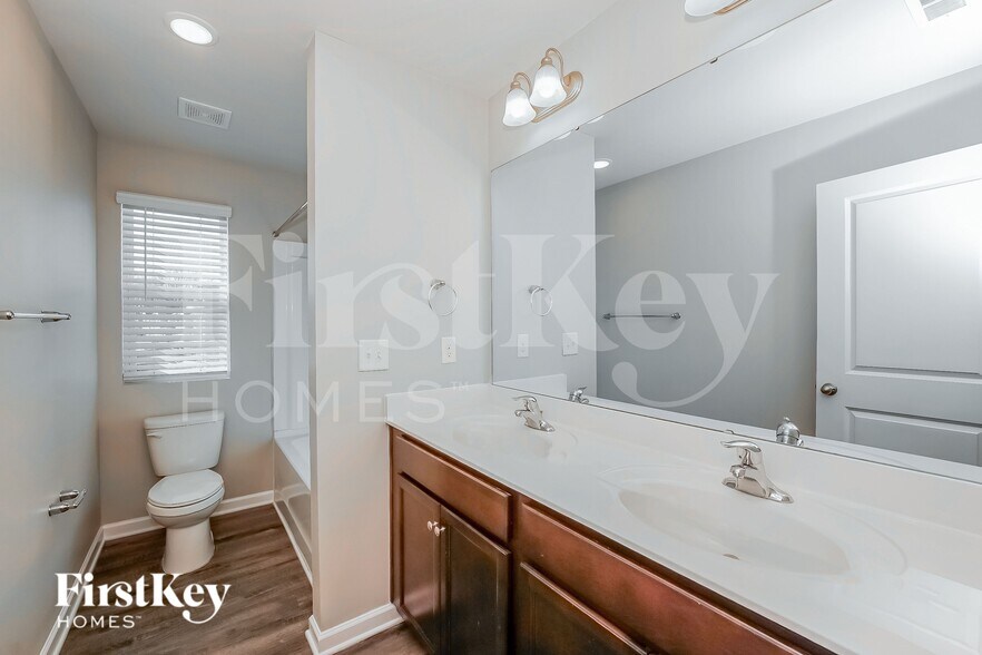 Building Photo - 3302 Newell Vlg Dr