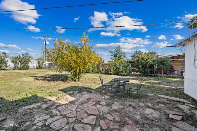 Building Photo - 1608 E Hudson Dr