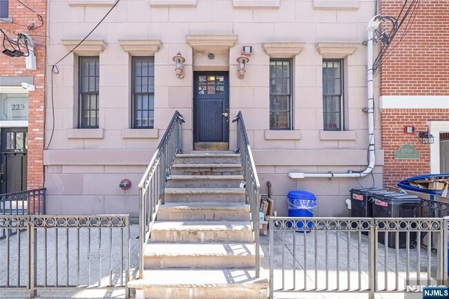 Building Photo - 221 Clinton St