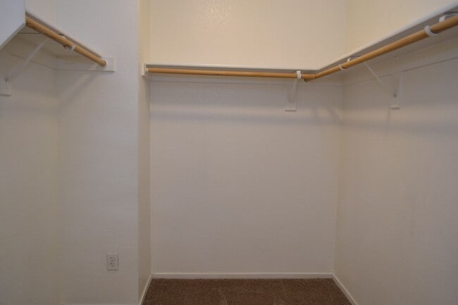Building Photo - SW - ROOMY 3 BEDROOM 2.5 BATH TOWNHOME - 8...
